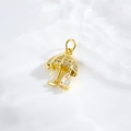 Vue macro du pendentif parapluie doré avec zircons incrustés et une gemme en goutte - Transparent