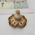 Handgefertigte gehäkelte Mini-Hut-Haarspange in Beige und Khaki mit Bommel-Detail - Schokoladen Hutklammer
