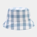 Détail du chapeau de soleil à carreaux bleu et blanc avec texture de tissu plissé léger - Taille unique / Carreaux Bleu Blanc