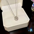 Collier avec pendentif cube et zircon dans son coffret cadeau en cuir crème de luxe - Argenté