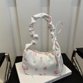 Borsa a tracolla floreale con rose rosa, fiocco e manico increspato su libro bianco - Bianco