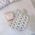 Gros plan détaillé sur la trousse fleurie en coton avec étiquette 'simple wish' - Petit Nœud Bleu Foncé Rose Quadrillée