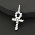 Macro del ciondolo a croce Ankh in argento con perle bianche su espositore nero - Ciondolo Singolo Croce Ankh Argentata