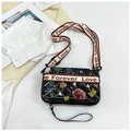 Detalle de bolso bandolera rígido con flores y mariposas y correa Forever Love - Colgante de mariposa negra