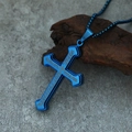 Gros plan du pendentif croix en acier inoxydable bleu avec le texte gravé Notre Père - Pendentif uniquement / Pendentif Bleu (Sans Chaîne)