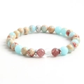 Bracciale minimalista in pietre naturali multicolore con accenti in metallo argento su sfondo bianco - Agalmatolite + Quarzo Fragola (NQ02-4)