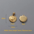Vue macro du pendentif cœur en or 18k montrant les dimensions 16mm x 14mm et placage - P00023G-Cœur lisse 14x16