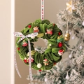 Ghirlanda natalizia artigianale in scovolino verde con ciondoli festivi e nastro - Ghirlanda Famiglia di Natale / Grande (Prodotto Finito)