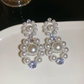 Vue macro détaillée de boucles d'oreilles vintage en perles et pierres de zircon - Tige en Argent-Or-Blanc