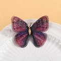 Spilla a farfalla con sfumature viola e rosso scuro e corpo metallico dorato di lusso - Rosso Porpora