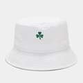 Dettaglio del ricamo a trifoglio verde su un cappello a secchiello bianco - Taglia unica / Bianco