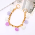 Plüsch Handtaschenkette mit lila und weißen Pelzkugeln und goldenem Karabinerverschluss - Violett Weiß
