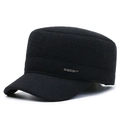 Klassische schwarze Herren Wintermütze mit Ohrenklappen und Sport-Metall-Abzeichen Detail - Verstellbar / Schwarz