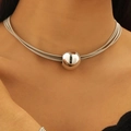 Collana a strati attorcigliati in argento con grande ciondolo rotondo su modella - Collana con ciondolo a perla multistrato argento (G-413)