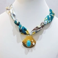 Zijden sjaal halsketting met schelphanger, turquoise en witte parels in gouden afwerking - Turkoois Schelp Hanger Met Blauw Gele Sjaal (KN298820-SXSJ)