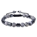 Dettaglio di bracciale intrecciato a mano con pietre naturali e perline di ematite - Pietra Paesaggio