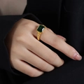 Goldener Croissant-Ring mit rechteckigem grünem Zirkon, am Finger getragen - US 6 / Grüner Glasstein Gold-Stil (A504)
