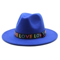 Détail du chapeau fedora bleu roi avec ruban brodé LOVE coloré en laine de haute qualité - Bleu saphir