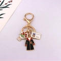 Détail d'un porte-clés de diplôme avec toge de docteur, carte d'étudiant et tulipe - Style 2 (Carte Étudiant & Bouquet Rouge)