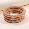 Détail de trois bracelets en bois avec motifs de marguerites imprimés et grain naturel - Motif Fleur Café (Ensemble de 3)