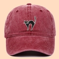 Berretto da baseball in cotone bordeaux lavato con ricamo gatto nero e occhi verdi - Borgogna