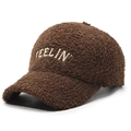 Braune Teddy-Fleece-Baseballkappe mit weißem FEELIN'-Stick für Herbst und Winter - Verstellbar / Kaffeebraun