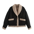 Détail d'une veste en daim noir avec col en fourrure beige et grandes poches symétriques - S / Noir