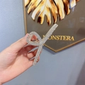 Pince à cheveux en métal argenté avec strass brillants au design géométrique torsadé - Entrecroisé Strass