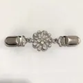 Détail d'une pince à gilet vintage argentée avec motif floral ajouré et cristaux brillants - Style 10 (Fleur en strass d'argent)