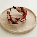 Cerchietto vintage rosso a nodo incrociato con stampa floreale su vassoio beige - Rosso Arancio Vintage