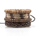 Ensemble de bracelets multicouches rétro en cuir marron et perles de coco sur fond blanc - Ensemble de bracelets multi-rangs