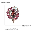 Broche de gota roja con cristales rosas y medidas 5,4 cm x 6,8 cm en fondo blanco - Morado