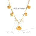 Gouden schelpparelketting met meerdere hangers op witte achtergrond HC-N40130 - Sint-jakobsschelp Parelketting (HC-N40130)