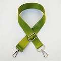 Detalle de correa de nailon verde ajustable con hebillas y clips de metal plateado - Verde Fluorescente