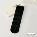 Chaussettes noires style JK avec motif feuilles noires et bordures à volants douces - Feuille noire