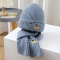 Dettaglio del set cappello e sciarpa in maglia grigio-blu con ricamo di un cucciolo - Azzurro