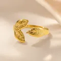 Dettaglio macro dell'anello a foglia dorata con larghezza 2,0 cm e venature realistiche - Tre Foglie Oro Aperto