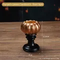 Portavelas de calabaza bajo con base negra y acabado dorado para adorno de Halloween - Portafaroles de Calabaza - Bajo