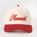 Dettaglio del ricamo Mommin' su un cappellino in cotone bicolore beige e rosso - Regolabile / Beige e Rosso