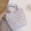 Vue portée du sac à lunch en coton à fleurs mauves avec doublure isolante et boucle - Fond Violet Fleuri Rose Blanc