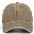 Detail der weißen Kreuzbestickung auf khakifarbener verwaschener Vintage-Cap - Khaki