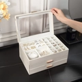 Portagioie in pelle bianca con coperchio in vetro e cassetti su un tavolo da trucco - 3 Livelli Coperchio a Ribalta / Bianco