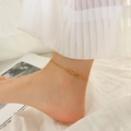 Exquisites 18K vergoldetes Perlen-Fußkettchen für Damen vor weichem weißem Hintergrund - 6 Perlen Design / Gold