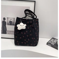 Borsa a secchiello in velluto nero con motivo a fragole e ciondolo a stella in peluche - Nero con ciondolo