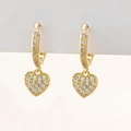 Dettaglio orecchini cuore dorati con zirconi micro-pave su un espositore bianco - A-Cuore