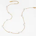 Elegante collana a catena dorata con perle barocche e chiusura a moschettone regolabile - Stile Dorato (KD1547)