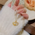 Elegante gouden schelphanger ketting met een ronde witte parel en zirkonia accenten - Schelp & Parel Hanger / Goud