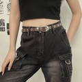 Ceinture Y2K en cuir marron avec œillets fleurs argentés sur un jean cargo noir - Trou de Fleur de Prunier Café