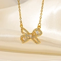 Détail d'un collier papillon doré avec des cristaux de zircone cubique micro-pavés brillants - Nœud Moulin à Vent (F210)