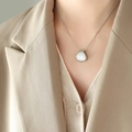 Zilveren schelphanger ketting met fijne slangenketting gedragen door een mooi model - Ketting / 40+5cm / Zilver